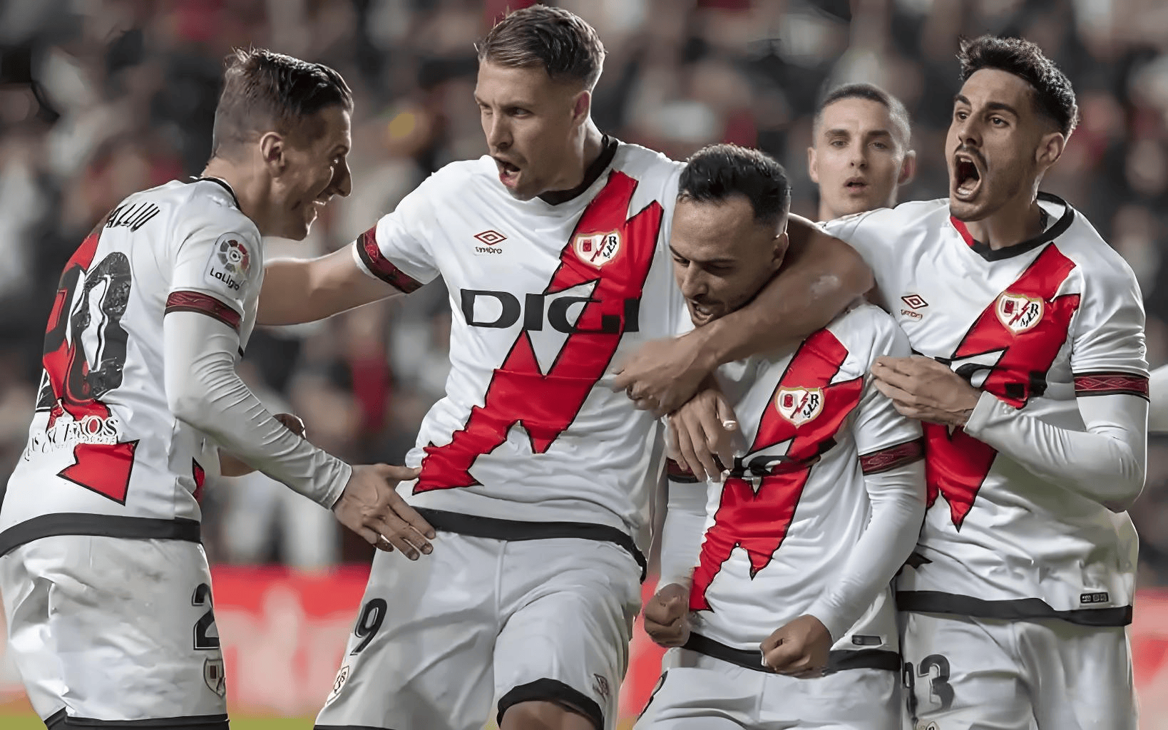 顶级球队实力碰撞,赛场内外都是精彩的比赛