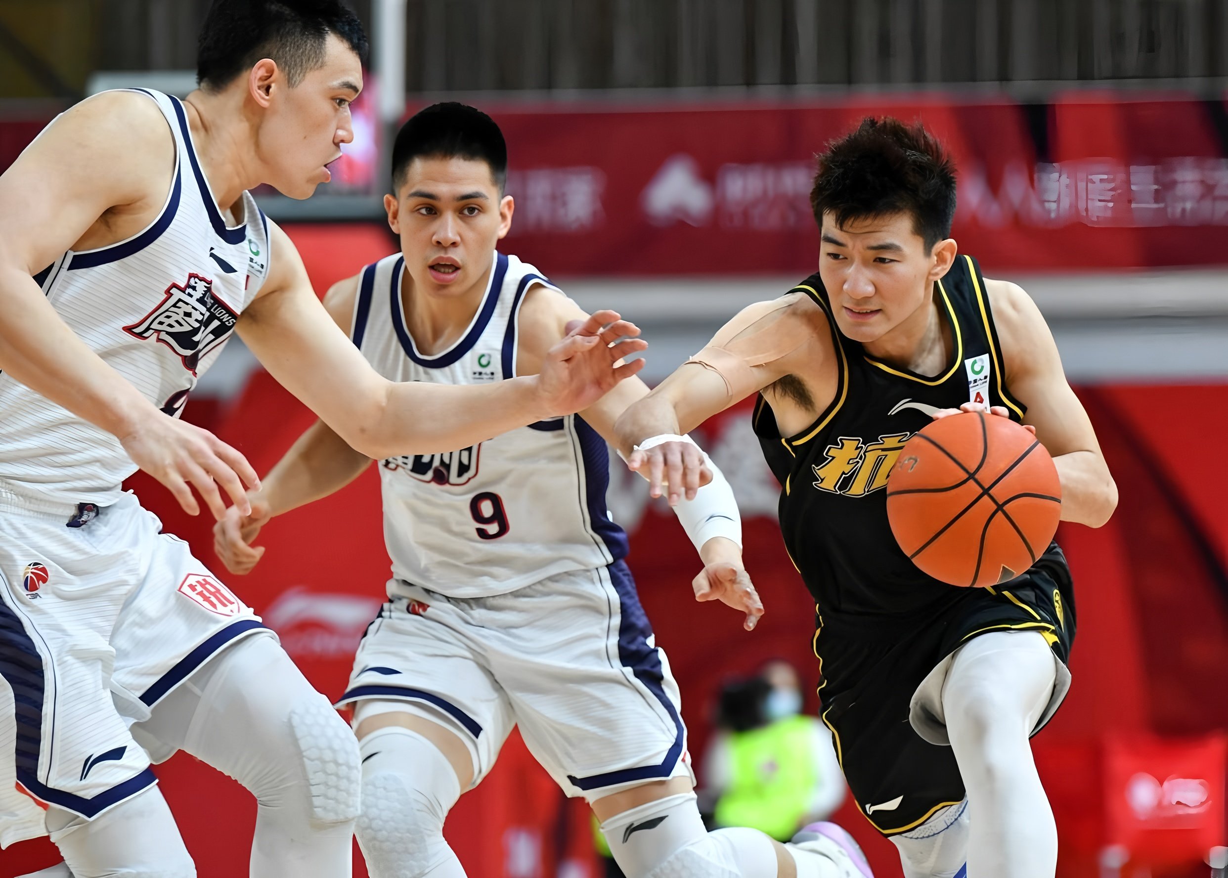 山东男篮教练是谁